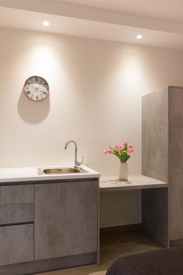 Aparthotel 12 Reasons Why Metaxourgeio Atenas Exterior foto